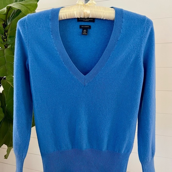 Banana Republic 100% Cashmere Blue V-Neck Sweater | Women’s Medium - Picture 2 of 6
